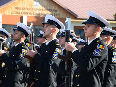 Jur credință Patriei mele, România! Jur să-mi apăr țara chiar cu prețul vieții! Jur să respect Constituția, legile țării și regulamentele militare! Așa să îmi ajute Dumnezeu!