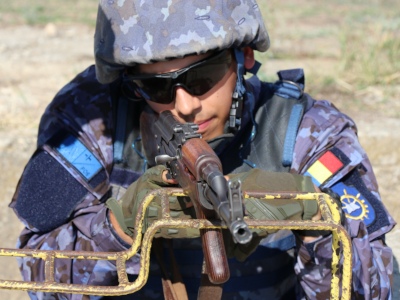 Elevii de anul I, față în față cu ținta, la prima lor ședință de tragere în poligon