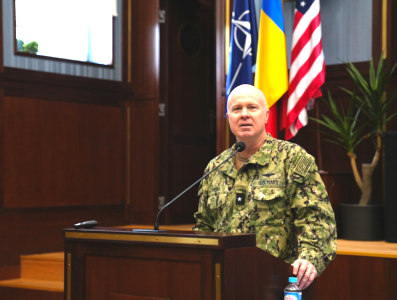 Contraamiralul american Raymond P. Owens, în dialog cu viitorii maiștri militari și ofițeri de marină români: „Leadership-ul nu depinde de grad, ci de încrederea pe care o inspiri subordonaților”
