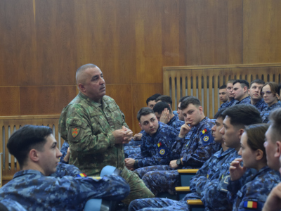 Lecții de responsabilitate pentru viitorii maiștri militari de marină din partea subofițerului de comandă al Statului Major al Apărării